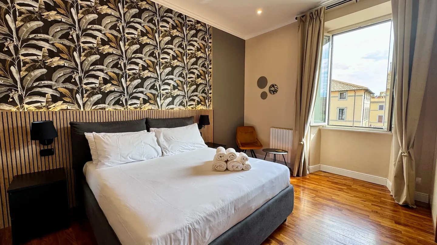 Camera da letto con letto king-size